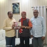 श्याम फतनपुरी जी ने अपनी कृतियां भेंट की – कवि संगम त्रिपाठी