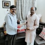 गंगांजलि साझा संग्रह अजय कुमार पाठक को भेंट किया – कवि संगम त्रिपाठी