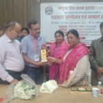 हिंदी पत्रकारिता दिवस की 200वीं वर्षगांठ के उपलक्ष्य में आयोजित कार्यक्रम में भगवान दास शर्मा “प्रशांत” जिला संपादक बोलतीं खबरें (दिल्ली से प्रकाशित) को पत्रकारिता के लिए किया गया सम्मानित
