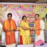 हिन्दी महोत्सव दतिया में जगत नारायण शर्मा कल्पकथा परिवार द्वारा सम्मानित