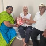 संस्कारधानी के वरिष्ठ कवि भगवत दुबे जी को स्मारिका समर्पित