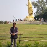 शस्वर्णिम बुद्ध प्रतिमा के सान्निध्य में